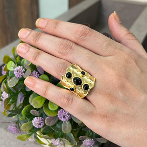 Bague Statement en Onyx Noir Lisse, Plaqué Or 18 carats, Laiton Massif, Design Bouclier Vintage Traditionnel, Unisexe, Ajustable - Product Image 5