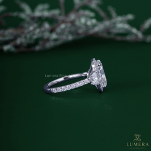 Bague de fiançailles de luxe en or blanc avec moissanite taille coussin, bande pavée de diamants et halo caché, bijoux de mariée pour femme - Product Image 4