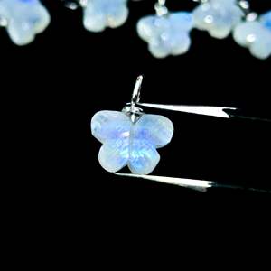 Colgante de mariposa de piedra lunar arcoíris llamativo, de plata de ley 925, tallado a mano, para la fabricación de joyas. - Product Image 1