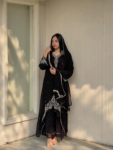Ensemble de costume palazzo indien prêt-à-porter, nouvelle collection de créateurs, haut, bas et dupatta, pour mariage, avec broderies riches. - Product Image 6