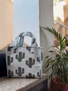 Bolso Tote de Algodón Acolchado con Estampado de Cactus de Veer Handicrafts, Asas a Rayas, Cierre de Cremallera, Bolso de Compras de Moda para Mujer, para Playa y Viajes - Product Image 1