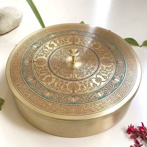 Boîte à masala en laiton faite à la main avec couvercle gravé de motifs floraux traditionnels, récipient de rangement pour épices indiennes pour la décoration de la cuisine et de la salle à manger - Product Image 6
