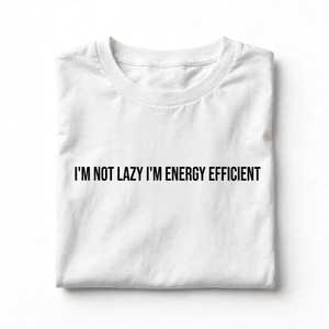 ฉันไม่ขี้เกียจ ฉันเป็นคนประหยัดพลังงาน เสื้อยืดแขนสั้นสีขาวสำหรับผู้ชาย ผ้าโพลีเอสเตอร์ถัก ระบายอากาศได้ดี ทรงปกติ คอกลม เสื้อยืดลำลอง - Product Image 3