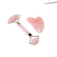 Rodillo de Masaje Facial Gua Sha de Cuarzo Rosa Hecho a Mano con Diseño de Mascota de Cristal Feng Shui de Tacto Real