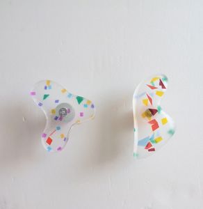 Poignée de meuble moderne et artistique en résine givrée, abstraite et irrégulière, colorée, pour tiroir ou armoire - Product Image 1