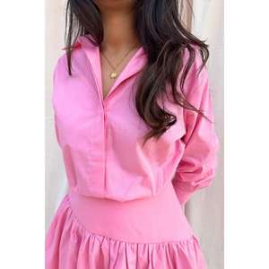 ชุดเดรสสั้นสีชมพู แขนยาว แต่งระบายชายกระโปรง สำหรับผู้หญิง เป็นมิตรกับสิ่งแวดล้อม ทำจากวัสดุธรรมชาติ เหมาะสำหรับใส่ลำลองในฤดูร้อนหรือไปงานปาร์ตี้ - Product Image 2