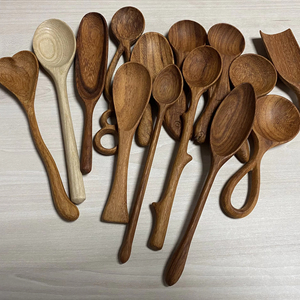 Cuillère en bois artisanale en forme de queue de baleine pour la cuisine, le service ou la décoration de cuisine sur le thème de l'océan, cadeau pour fête, dîner, mariage - Product Image 1