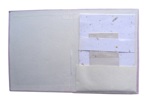 Papiers de qualité supérieure en coton, 10 feuilles de papier à lettres A4 + 5 enveloppes, emballées en ensemble dans une dossier. - Product Image 2