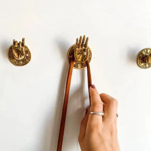 Gancho de pared único de aluminio fundido para espacios interiores decorativos que combina la artesanía artística en metal y la utilidad. - Product Image 1