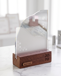 Trophée carré élégant en cristal avec base en bois, gravé sur mesure, imprimé offset, durable et recyclable, pour récompenses d'entreprise et événements sportifs - Product Image 4