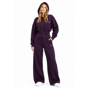 Conjunto de chándal de marca de ropa con capucha y botones delanteros, chaqueta corta y pantalones de pierna ancha de forro polar personalizado para mujer, estilo urbano. - Product Image 1