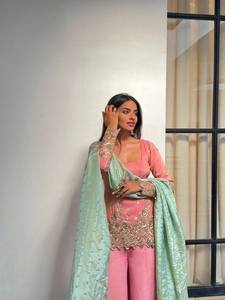 Tenue ethnique traditionnelle haut de gamme pour femme, très tendance, idéale pour les fêtes, avec un haut élégant en soie sergé dorée, un pantalon palazzo et un dupatta, pour les festivals - Product Image 4