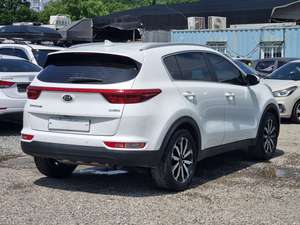 รถ SUV คอมแพคสปอร์ตยูทิลิตี้ 5 ประตู สีขาวสะอาด ปี 2017 รุ่นประหยัด ใช้เครื่องยนต์ดีเซล เหมาะสำหรับการเดินทางในเมือง - Product Image 2