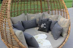 Chaise longue cocon d'extérieur haut de gamme en osier moderne avec des caractéristiques durables et écologiques, incluant des coussins pour patio et terrasse - Product Image 5