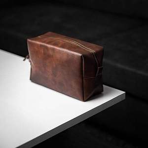 Sac de voyage classique en polyester pour homme, forme tonneau, avec bandoulière, fermeture éclair étanche, design durable, idéal pour les affaires - Product Image 1