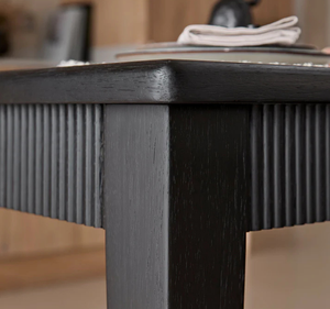 Ensemble de table à manger rectangulaire en teck massif moderne Per Se avec pieds noirs droits et chaises rembourrées en tissu contemporaines - Product Image 4