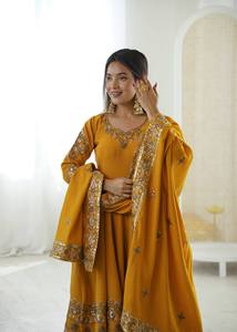 Traje Anarkali Rosa Estilo Bollywood con Seda Romana y Adornos de Lentejuelas - Product Image 2