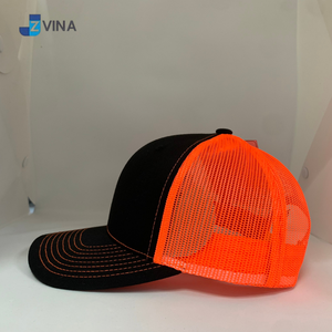 Gorra Trucker de Malla Negra y Naranja de Alta Calidad con Logotipo Personalizado, 6 Paneles, Ajustable, Unisex, Estilo Casual, Hecha en Vietnam - Product Image 3