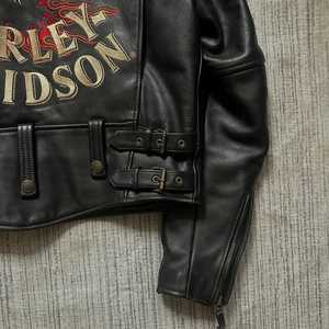 Blouson de motard en cuir noir pour homme, broderie flamme rouge sur les manches, style moto vintage, design personnalisé, vêtement d'extérieur tendance BlackB - Product Image 4
