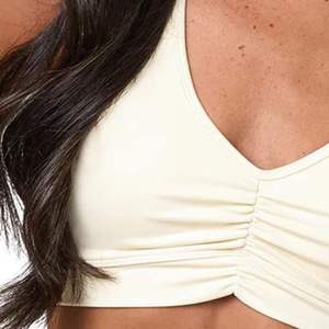 Sujetador deportivo con logo personalizado, cuello en V fruncido, de alto soporte y acolchado para mujer, top corto para gimnasio, fitness y ropa deportiva al por mayor. - Product Image 4