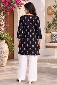 Kurti Floral Negro para Mujer |   Túnica de Algodón con Estampado de Flores Moradas |   Kurta india de cuello cuadrado y manga 3/4 |   Ropa Casual Étnica - Product Image 2