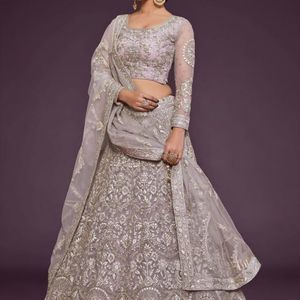 Ensemble Lehenga Choli semi-cousu en tissu filet doux de qualité supérieure avec broderie lourde en Zari, Badla, fils et Dori pailleté |   Lehenga coupe A - Product Image 4
