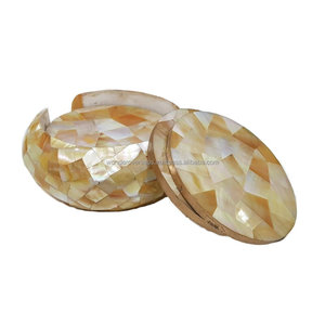 Sous-verre en nacre blanche avec support rond Ensemble de 4/6 sous-verres en noyer par WONDEROVERSEAS - Product Image 3