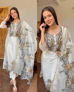 ชุดสัลวาร์ คามีซปักลายดอกไม้สีขาว ชุดอินเดีย-ปากีสถาน ตกแต่งด้วยลูกไม้ สำหรับงานพิธี - Product Image 2