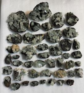 อะโพฟิลไลต์สีเขียวธรรมชาติสวยงาม พร้อมแร่สโคเลไซต์ ชุดสะสมคริสตัลพรีเมียม สำหรับตกแต่ง โชว์ หรือเป็นของขวัญเพื่อสุขภาพ - Product Image 1