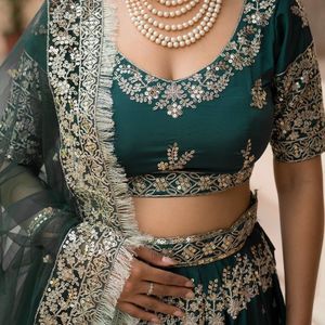 Conjunto de Lehenga de Crepé Francés Bordado Moderno en Verde Esmeralda, Dupatta Floral, Blusa con Cuello en V, Ropa de Fiesta de Boda para Mujer - Product Image 3