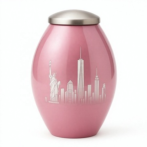 Urne commémorative en métal rose poudré avec une détaillée sculpture en argent représentant la Statue de la Liberté et un couvercle bombé lisse - Product Image 2