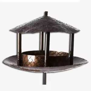 Mangeoire à oiseaux rustique en métal rouillé, station de graines pour oiseaux sauvages suspendue avec crochet de berger pour jardin, extérieur, cour, patio, aménagement paysager - Product Image 6