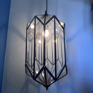 Luminaire suspendu géométrique long en verre et laiton avec lumière LED blanc chaud doux pour salon, finition noire, montage mural - Product Image 3