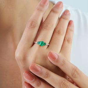 Anillo Apilable de Tres Piedras con Esmeralda y Diamantes, Diseño para Mujer, Tendencia en Ventas, Uso Diario, Oro Amarillo Puro de 14K - Product Image 4