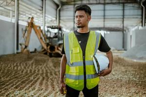 Gilet de sécurité réfléchissant pour homme, col en V, vêtement d'extérieur décontracté, tenue de travail d'automne, léger, respirant, en polyester gris avec bande jaune - Product Image 3