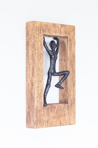 Sculpture murale artisanale en bois de manguier avec figurine abstraite d'homme grimpant, décoration artistique rustique moderne pour la maison - Product Image 4