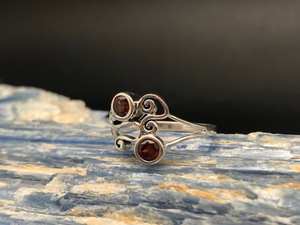 Bague en grenat en argent sterling 925, motif tourbillon, faite à la main, pierre de naissance de janvier, bijou élégant, cadeau - Product Image 2