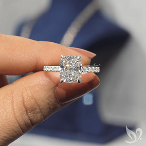 Anillo con Halo Oculto de Diamante Cultivado en Laboratorio con Corte Cojín Alargado de 2CT, Certificado por IGI |   Anillo de Oro Sólido de 10k con Acentos Solitarios - Product Image 4