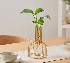 Vase moderne en fil métallique doré avec insert en verre transparent pour la décoration de table ou comme cadeau - Product Image 2
