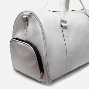 Elegante Bolsa de Viaje de Cuero Premium Blanca con Amplio Compartimento Principal y Bolsillo Lateral para Zapatos - Product Image 5
