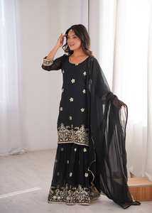 Conjunto Sharara de Georgette Negro Bordado con Dupatta y Adornos Florales Dorados, Traje Tradicional Étnico Indio para Bodas y Fiestas - Product Image 2