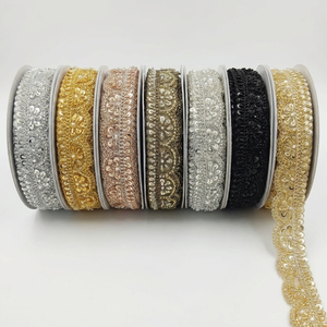 ผ้าลูกไม้ปักลายโลหะหรูหราสีทองเงิน ประดับด้วยกลิตเตอร์ลายดอกไม้ เป็นมิตรกับสิ่งแวดล้อม เหมาะสำหรับชุดแต่งงาน ชุดส่าหรี และเสื้อผ้า - Product Image 1