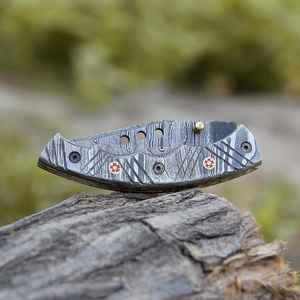 Hermoso Cuchillo Plegable de Acero de Damasco Hecho a Mano de Primera Calidad, Cuchillo de Acero de Damasco Personalizado de Grado Industrial para Campamento al Aire Libre con Funda Personalizada - Product Image 3