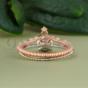 แหวนแต่งงานทรงมงกุฎประดับเพชรทรงกลม 1.04 กะรัต จาก Rudakiya Brothers ผลิตด้วยวิธี Lab Grown Diamond ความใสระดับ VS1-VVS1-VS2 ตัวเรือนทองคำขาว 14K สามารถสวมซ้อนกันได้ - Product Image 4