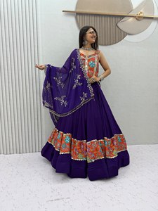 Conjunto de Lehenga Choli y Dupatta de Seda, Rayón, Algodón y Georgette con Bordado de Espejos Auténticos y Estampado Posicional - Product Image 4