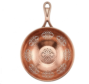 Passoire en cuivre martelé avec poignée et motif floral perforé - Product Image 3