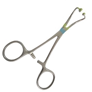 Pinzas y abrazaderas manuales Backhaus para toallas, instrumentos quirúrgicos premium de 13.5 cm, certificación ISO 13485, alta calidad alemana, 1 año de garantía - Product Image 1