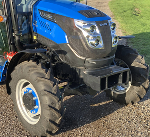 Tracteur agricole Premium Solis 45HP avec cabine entièrement fermée, moteur diesel durable, véhicule agricole sans chargeur frontal inclus - Product Image 1