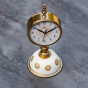 Horloge de bureau traditionnelle en laiton, circulaire, silencieuse, à mouvement mécanique à affichage par aiguilles, sonnerie horaire, base en céramique blanche, dorée - Product Image 2