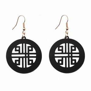 Boucles d'oreilles circulaires noires avec motif de symbole chinois et fermeture à crochet doré - Product Image 1